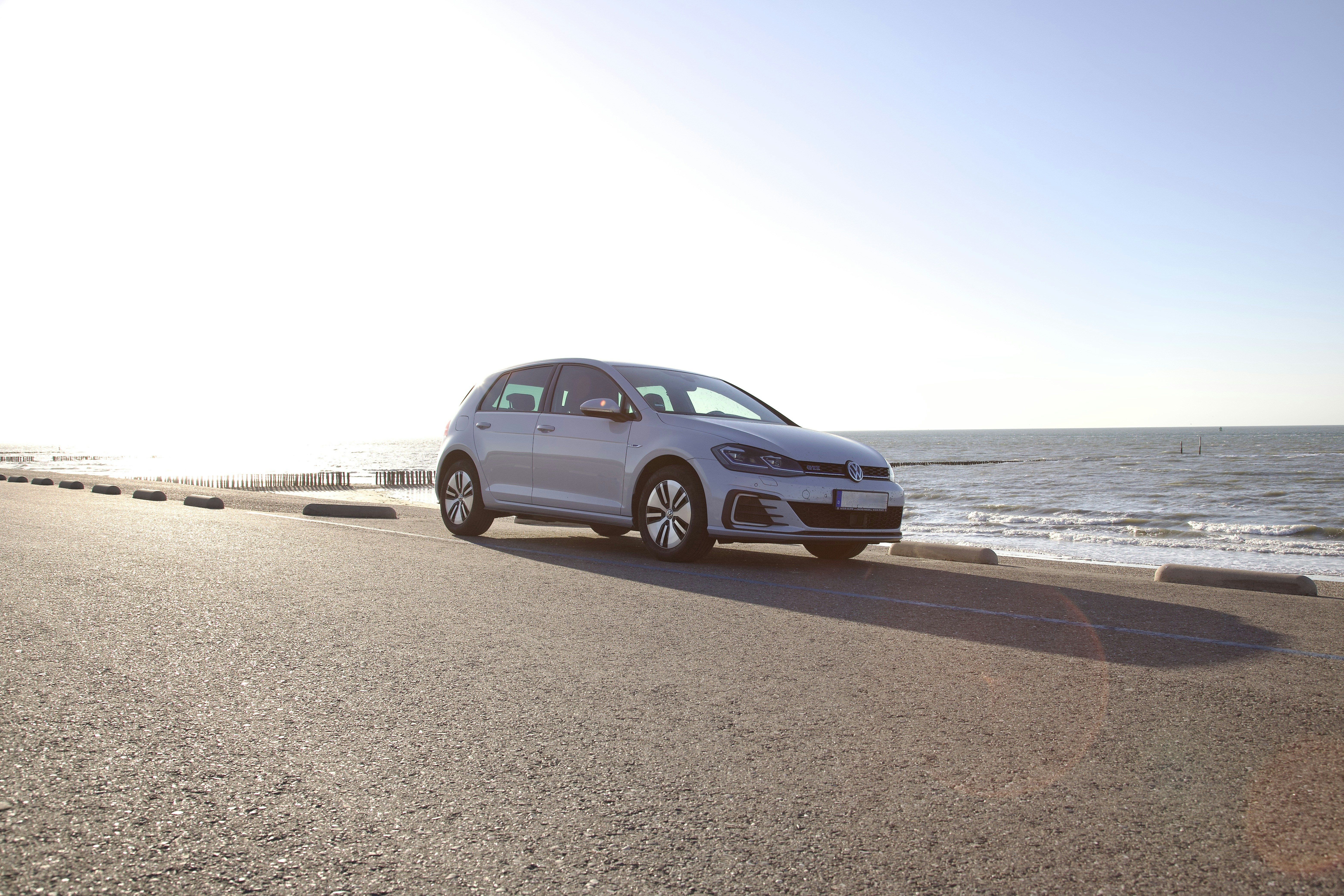 Auto estacionado cerca del mar con vista a la playa