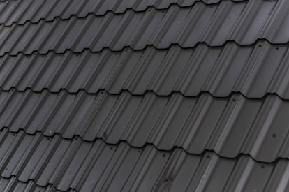 a close up of a roof with a black shinnel