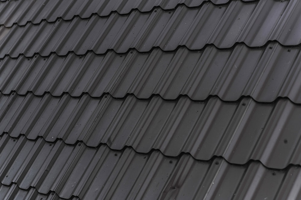 a close up of a roof with a black shinnel
