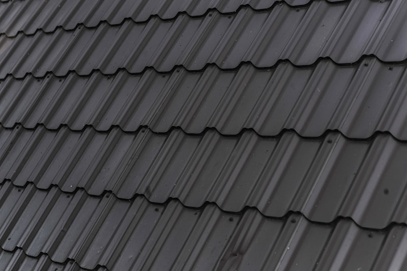 Detail strešnej krytiny z pohľadu zdola