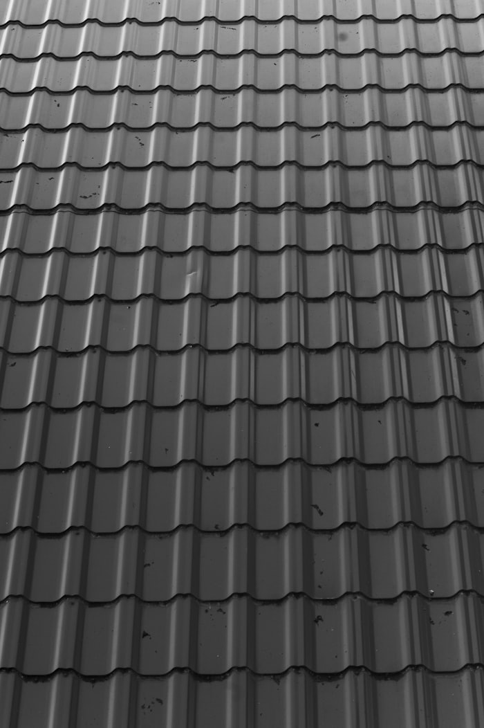 Detail tmavej strešnej krytiny
