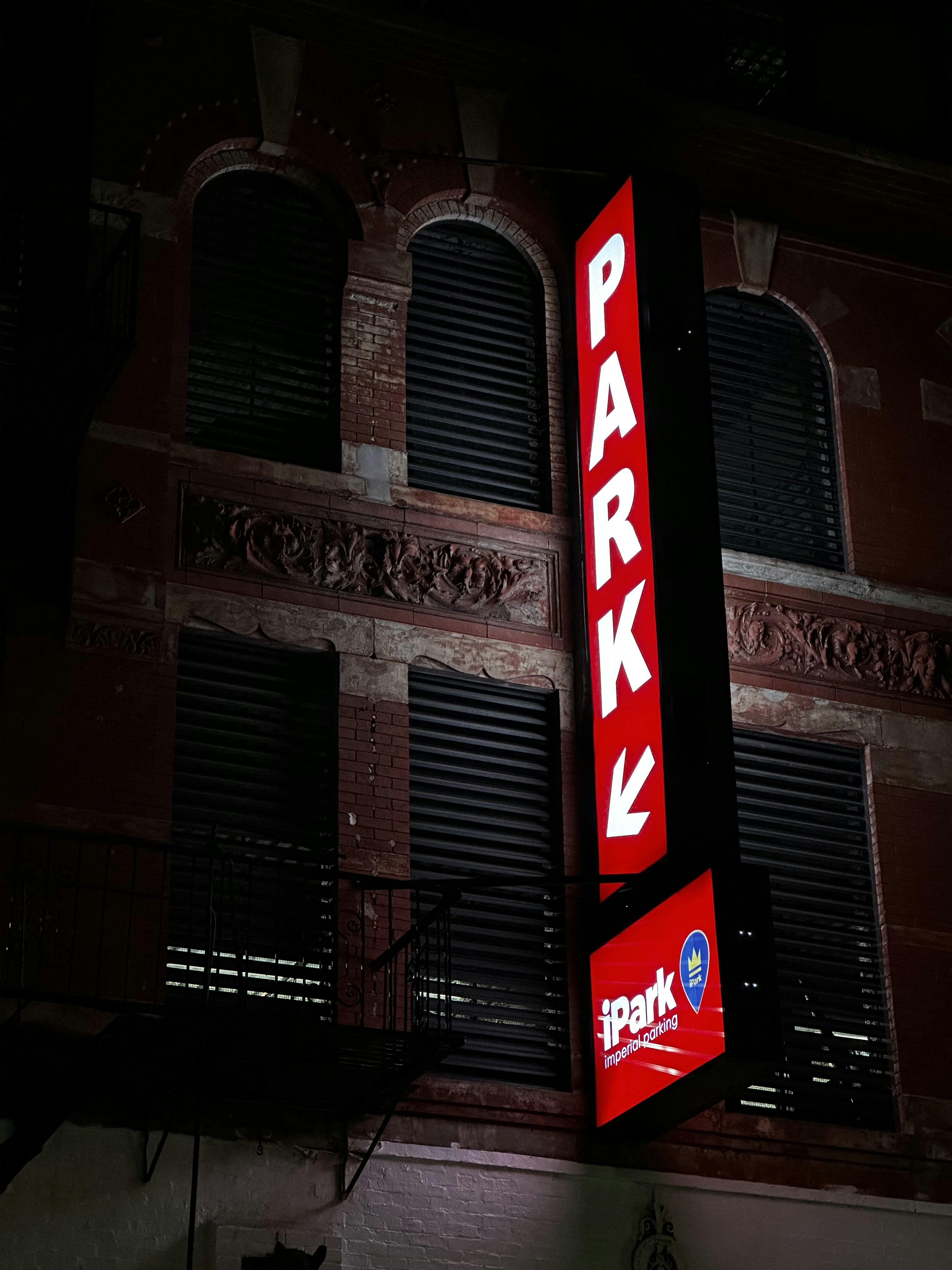 un panneau de stationnement sur le côté d’un bâtiment