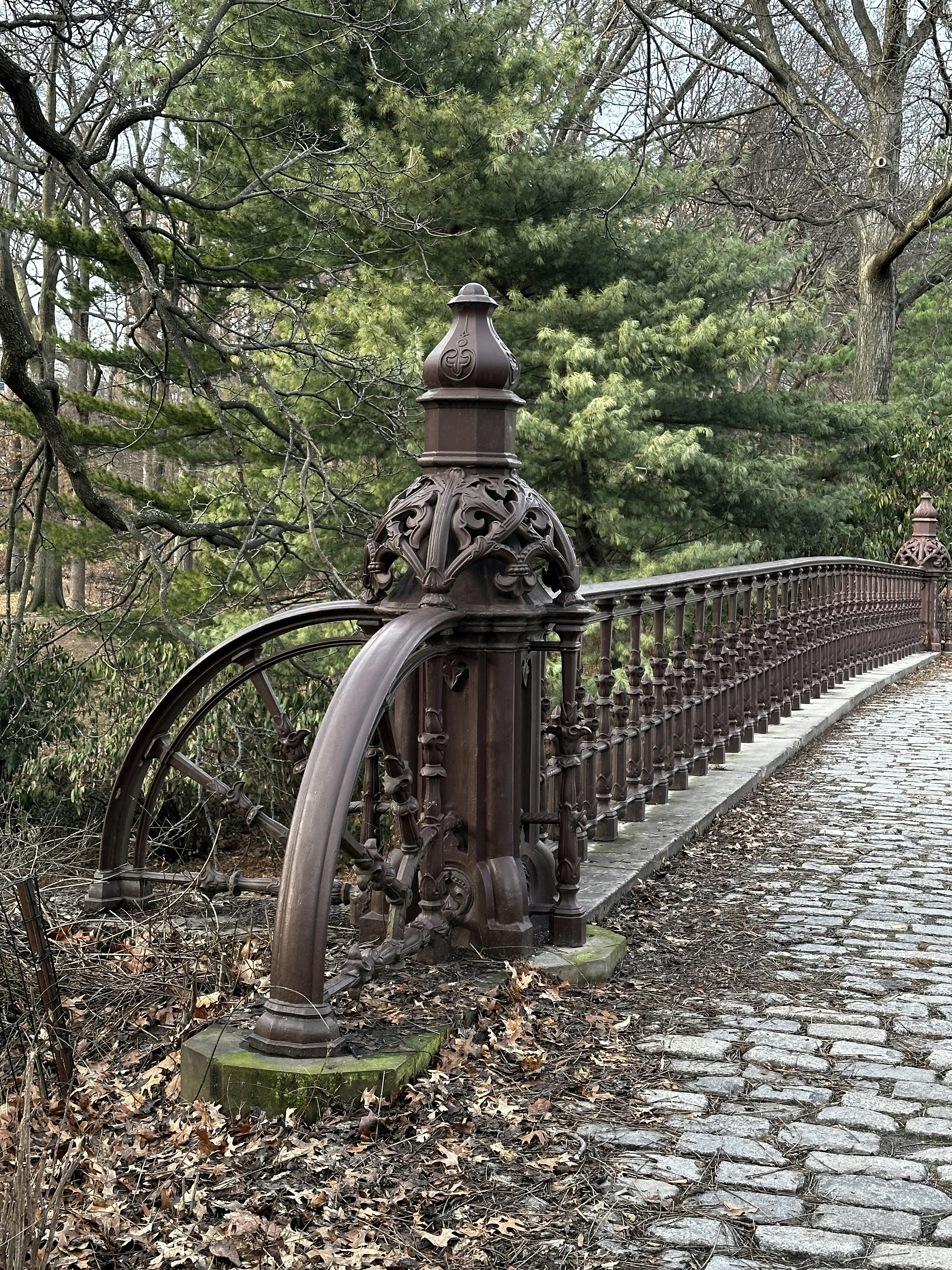 une clôture métallique surmontée d’une pièce d’eau