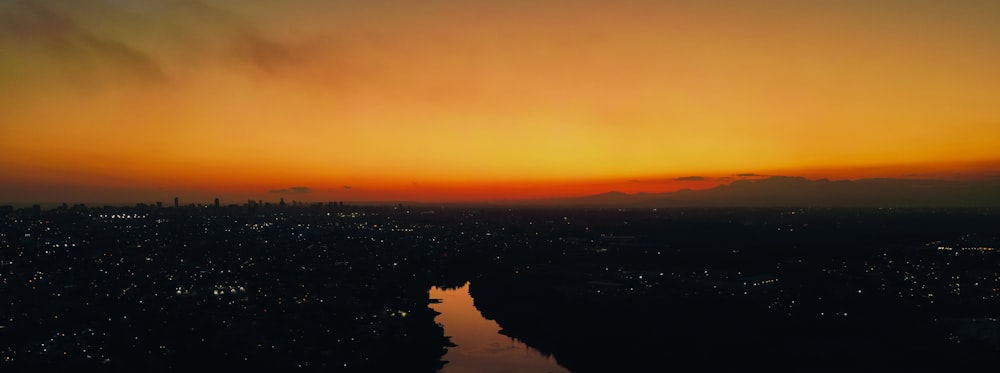 Il sole tramonta su una città e un fiume