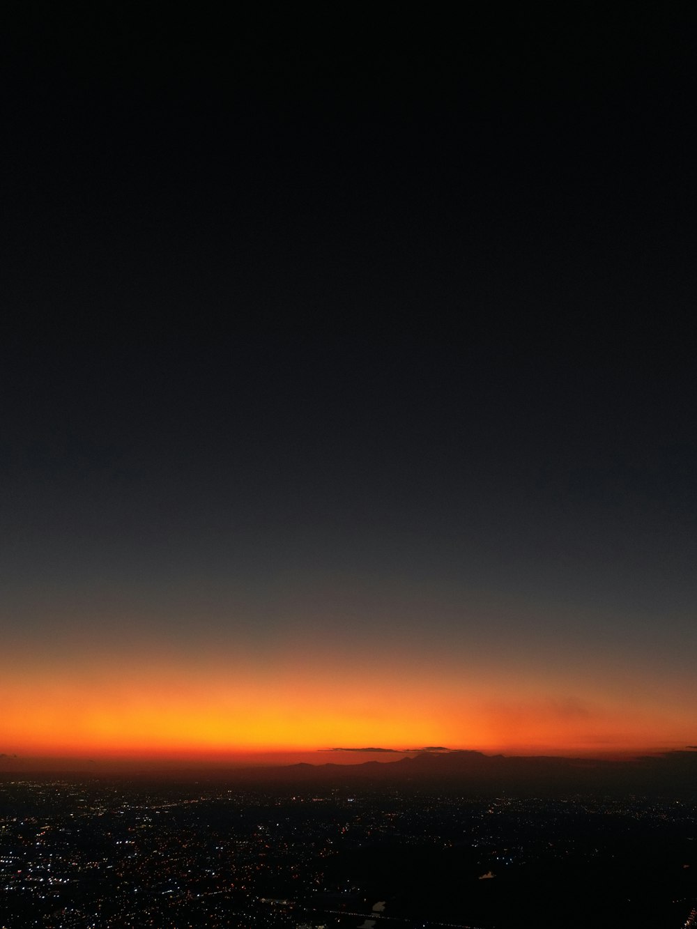 Le soleil se couche sur les lumières de la ville