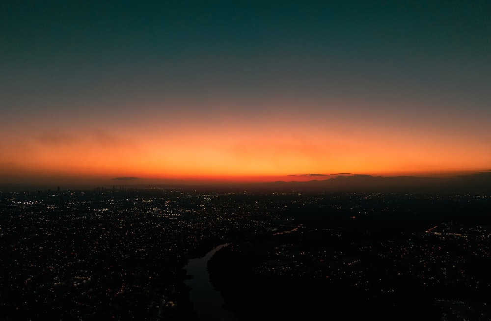 Una vista de una puesta de sol desde un avión