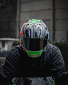 Close-up of a motorcycle driver ready to start a ride, wearing a helmet with the Me Leva Aí logo in yellow ochre.