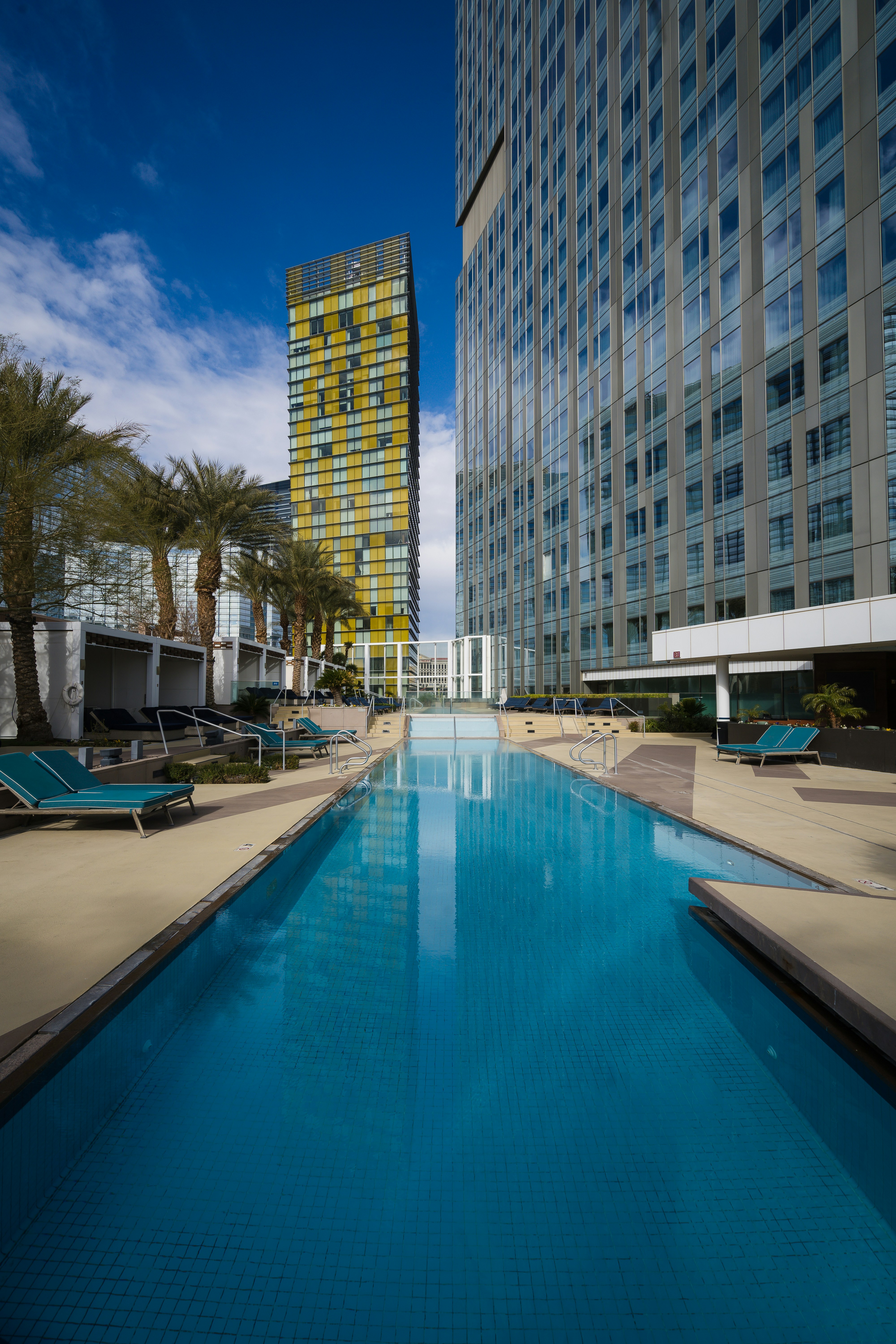 高層ビルの隣にある大きなプール