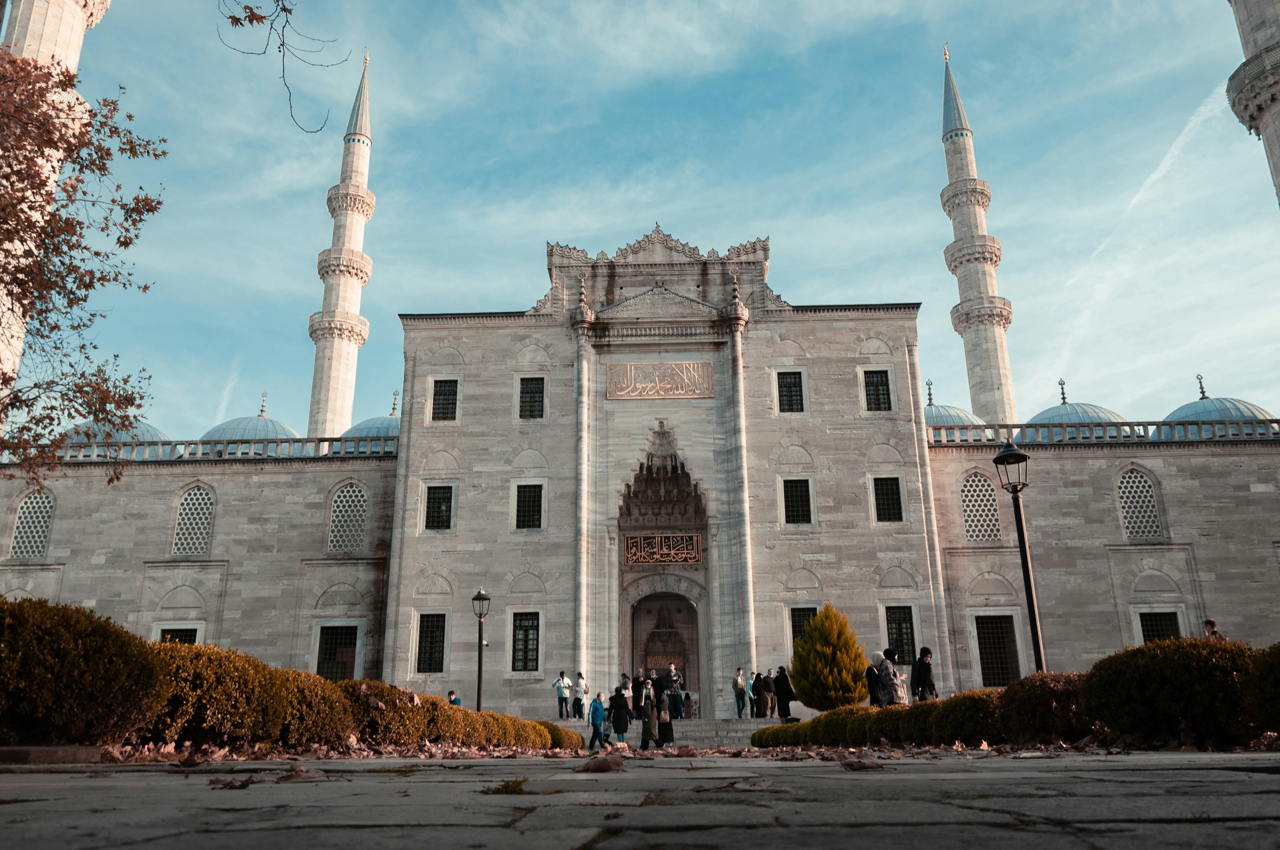 un gruppo di persone in piedi di fronte a un edificio