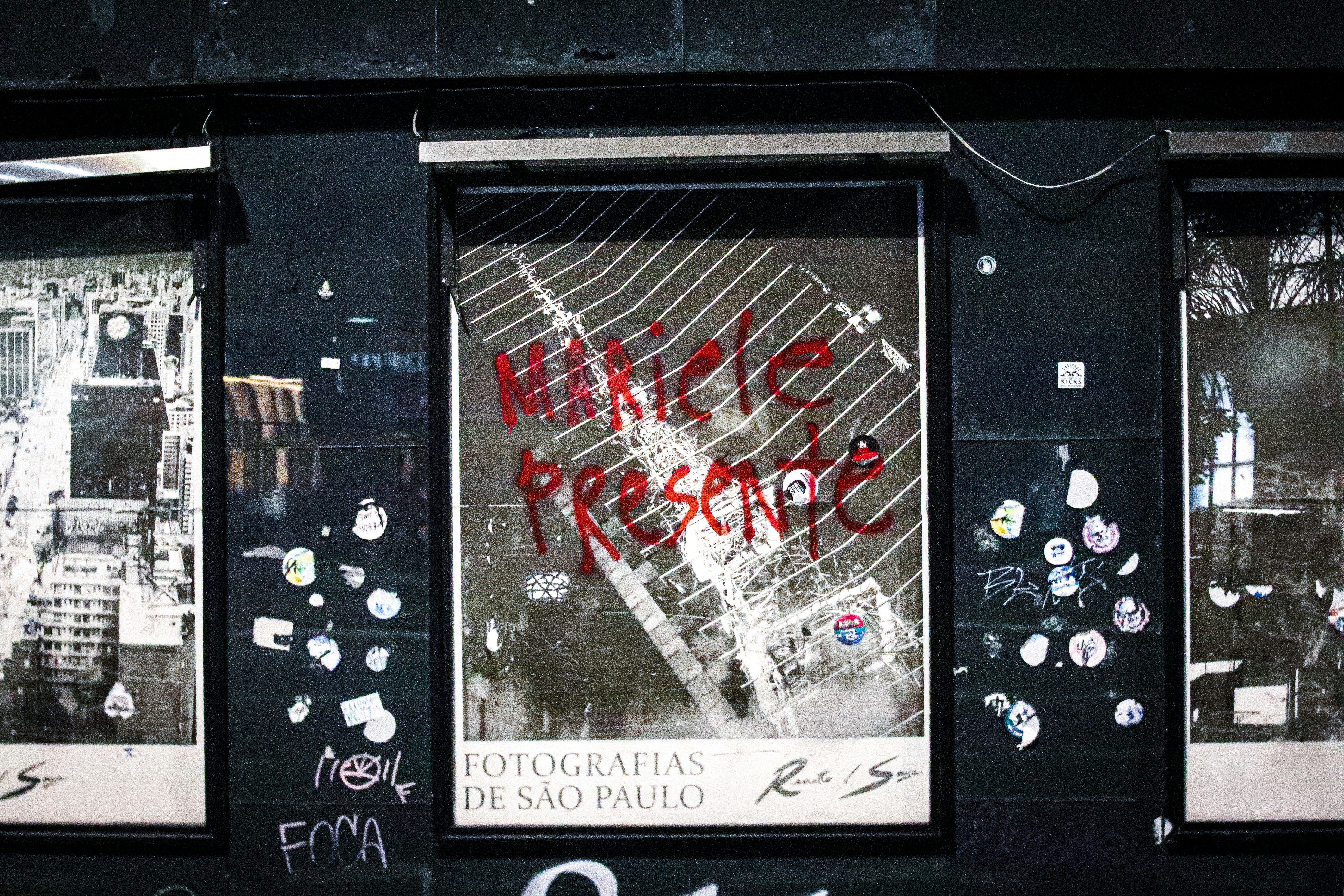 Una foto en blanco y negro de un edificio con graffiti