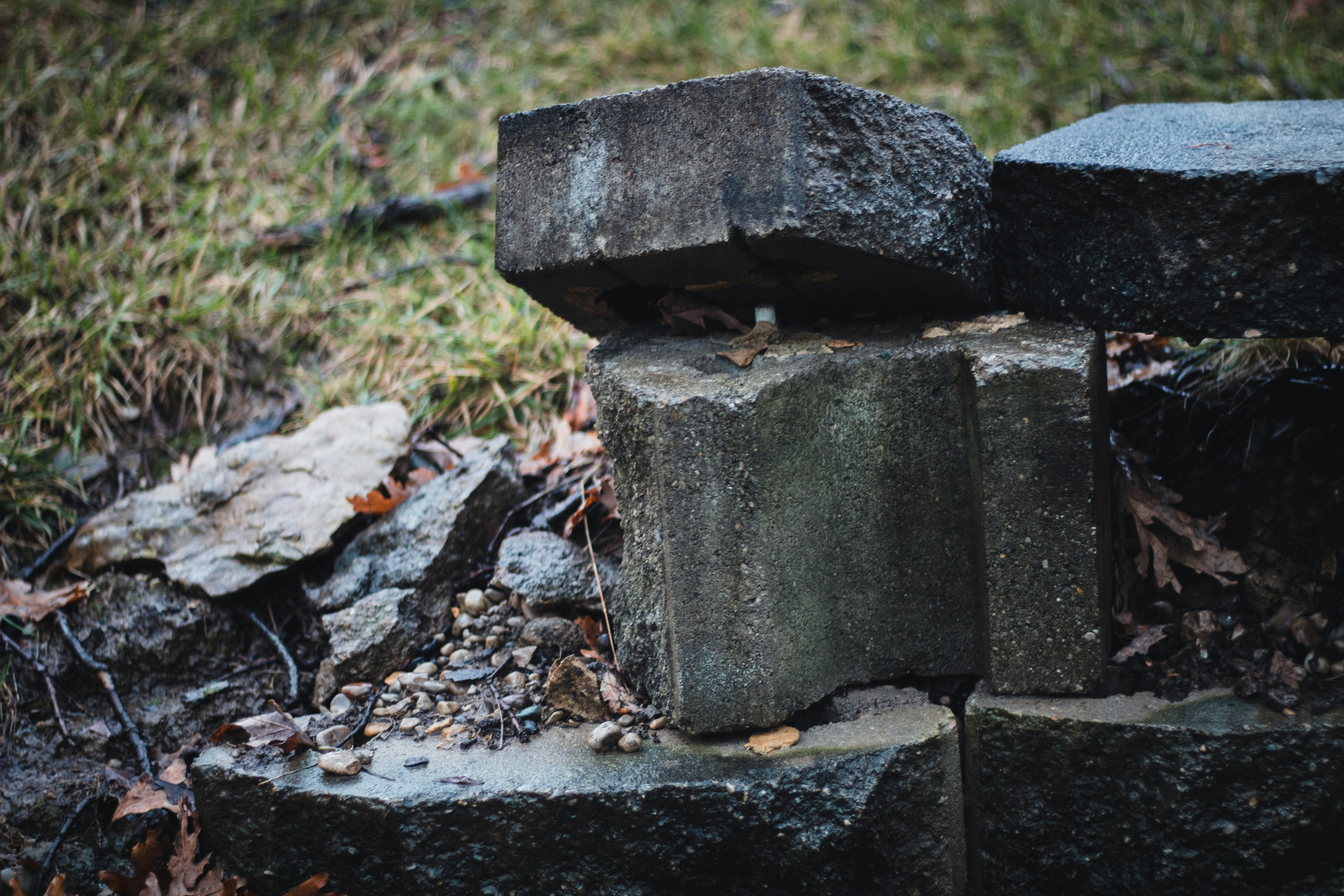 uma pilha de rochas sentada em cima de um campo coberto de grama