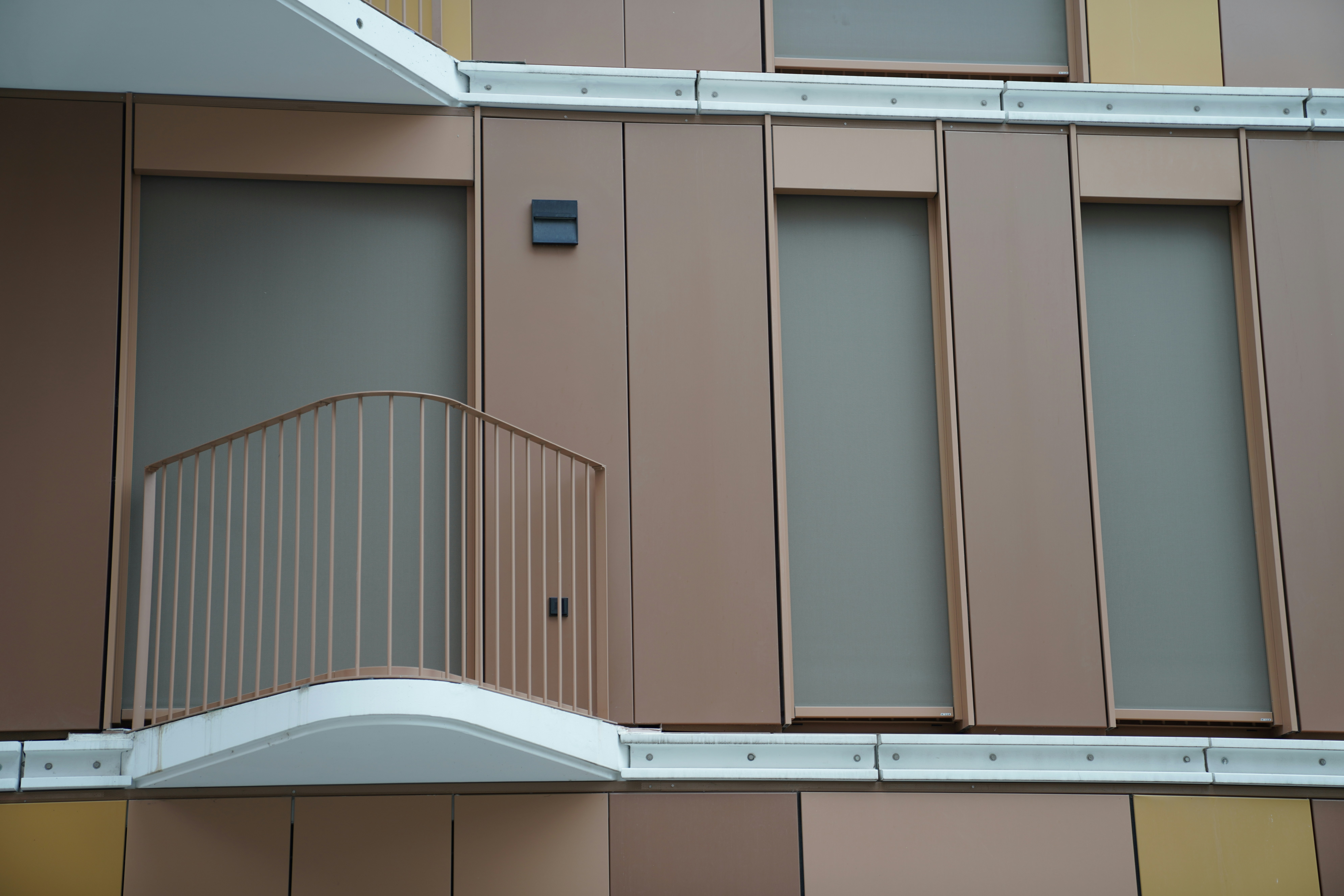 un edificio con balcón y barandilla de balcón