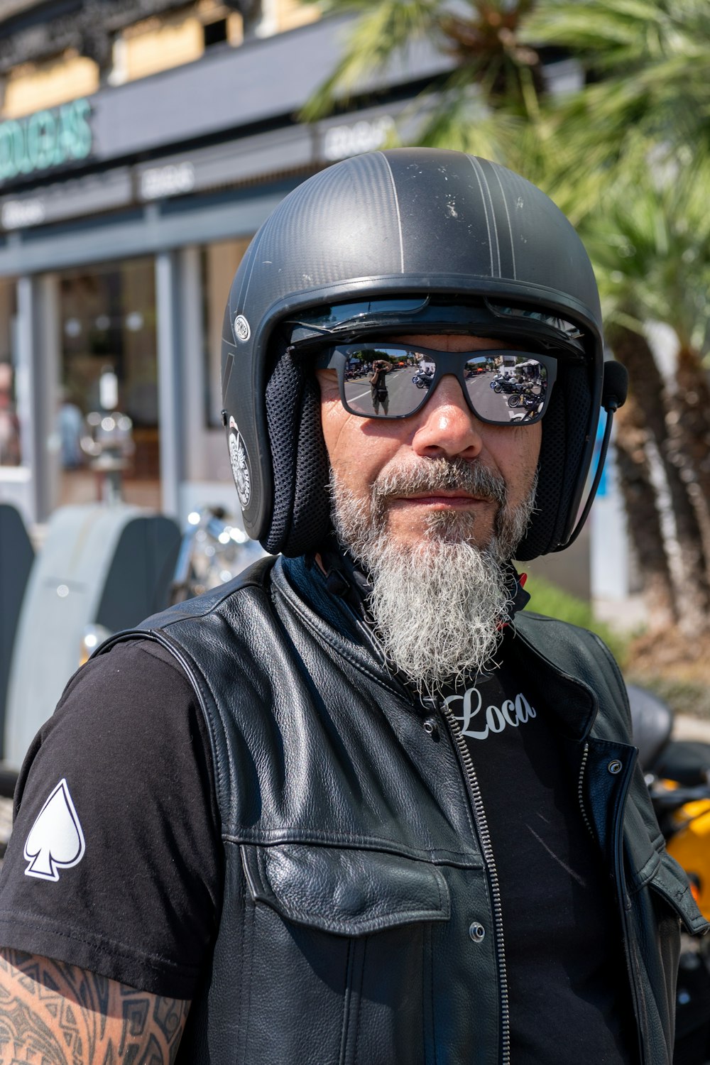 Un homme avec une barbe portant un casque de moto photo – Photo Casque  Gratuite sur Unsplash