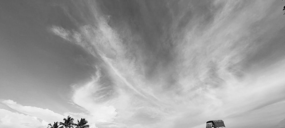 Ein Schwarz-Weiß-Foto eines bewölkten Himmels