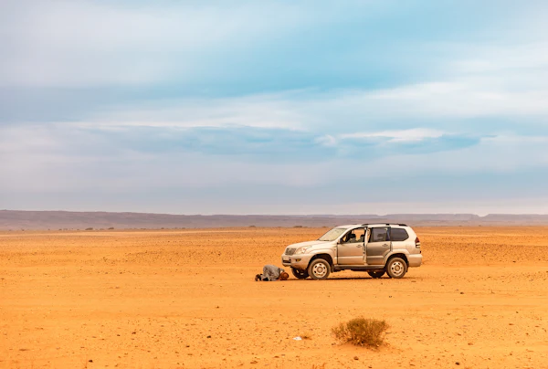 Carretera solitaria cruzando el sur de Marruecos