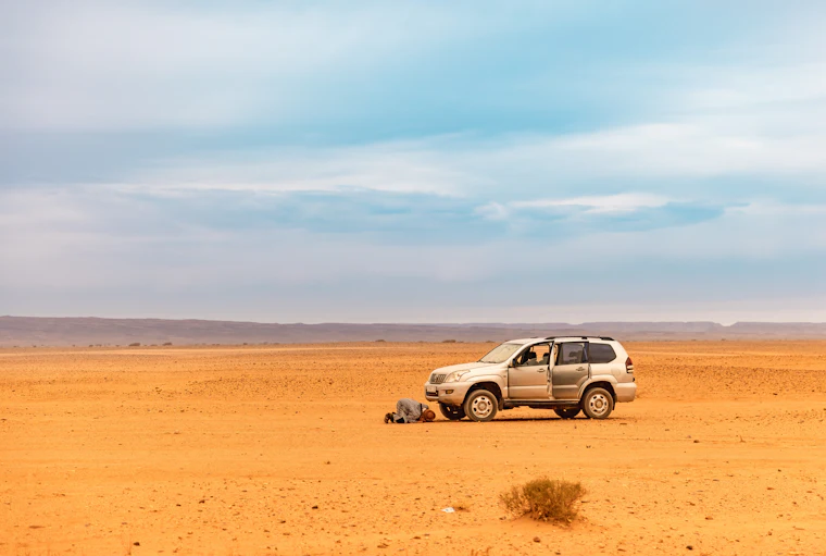 Carretera solitaria cruzando el sur de Marruecos