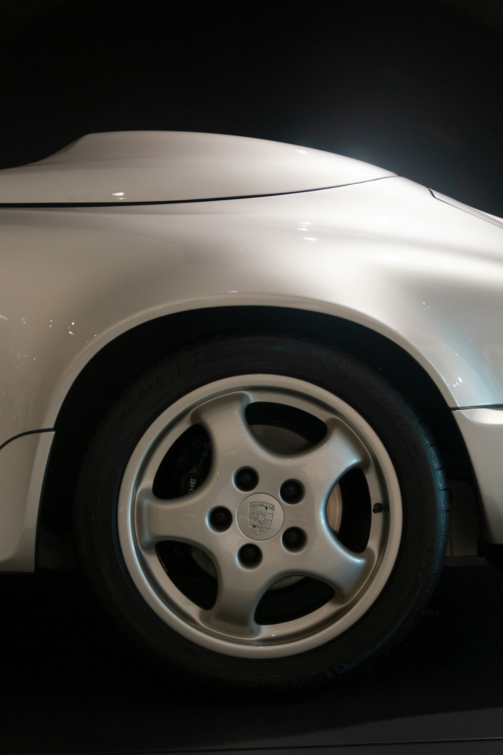 Un primer plano de un auto deportivo blanco en exhibición