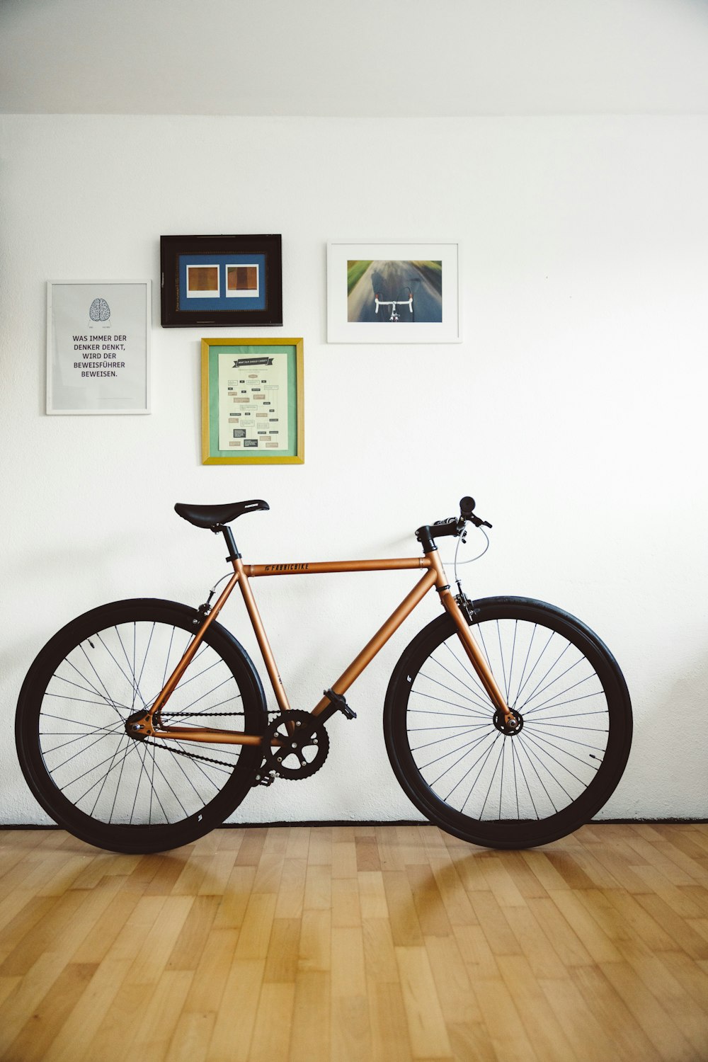 Ein Fahrrad, das an einer Wand in einem Raum geparkt ist