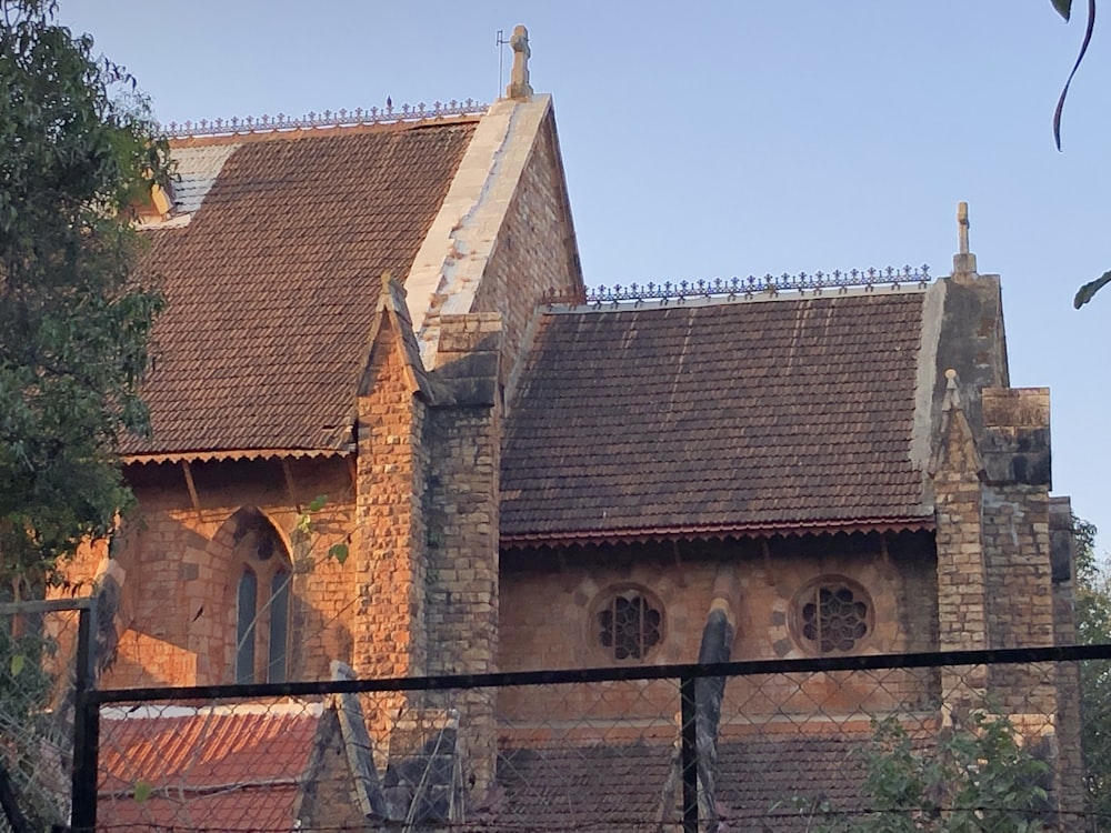 una antigua iglesia con una valla que la rodea