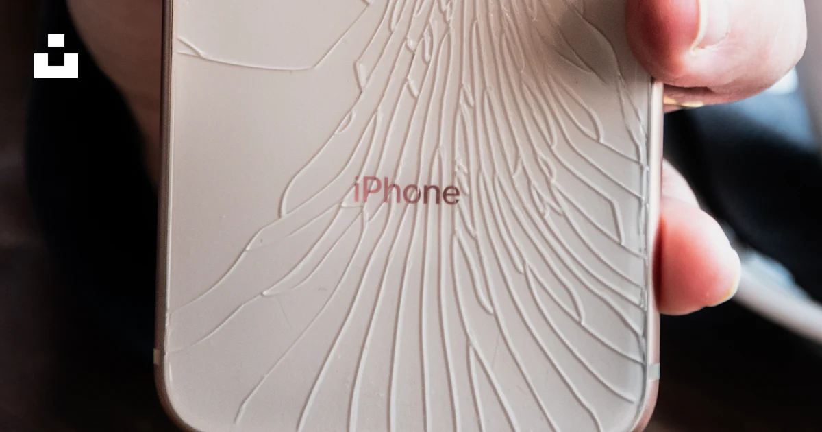 Foto Una persona sosteniendo un iPhone roto en la mano – Imagen ...