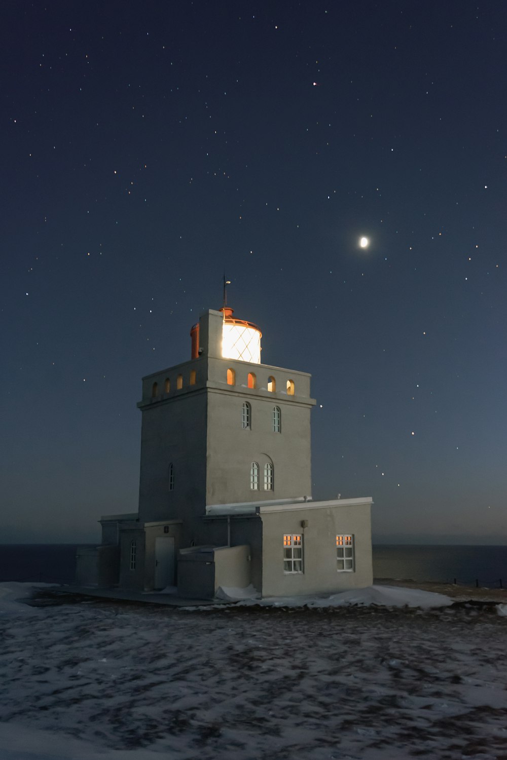 un edificio con un orologio in cima