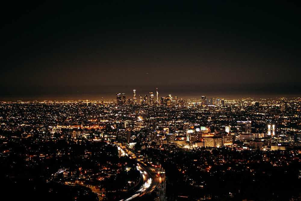Una vista di una città di notte dalla cima di una collina