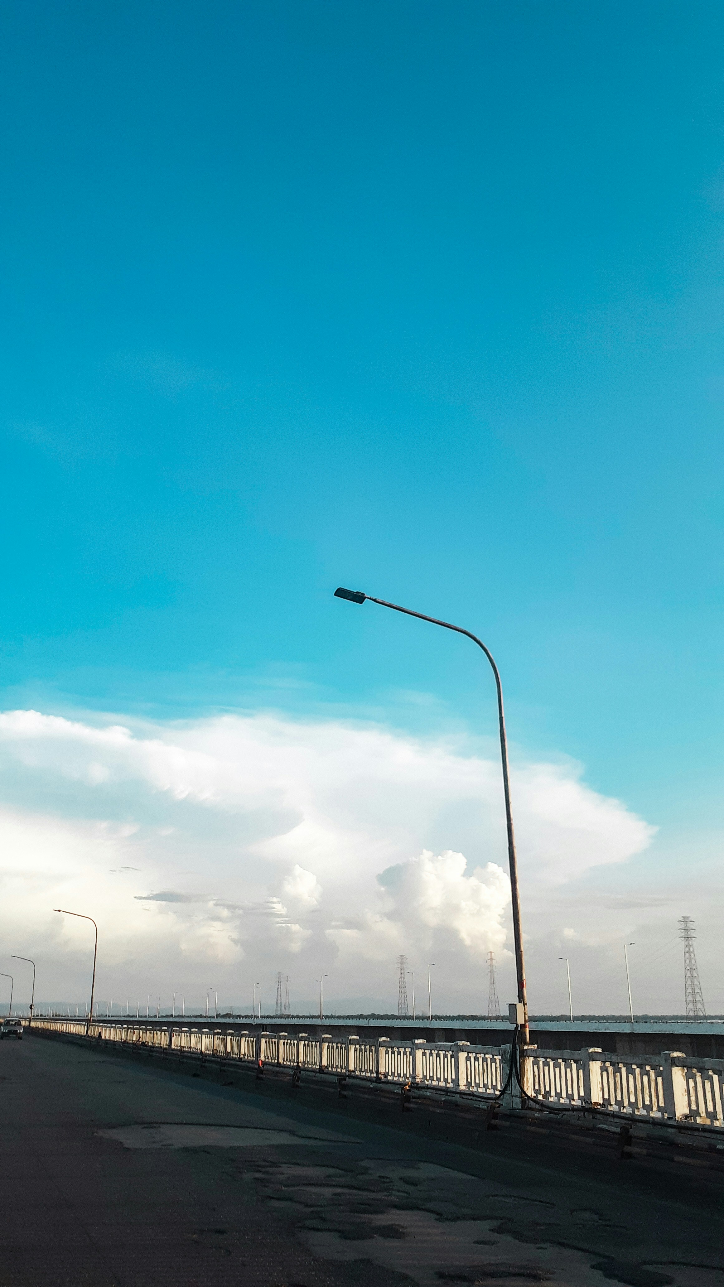 A street light sitting on the side of a road photo – Free Nature Image ...