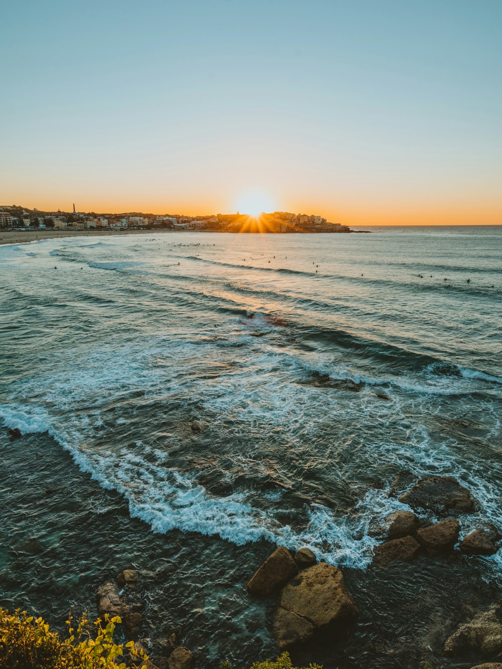 Il sole sta tramontando sull'oceano con le onde