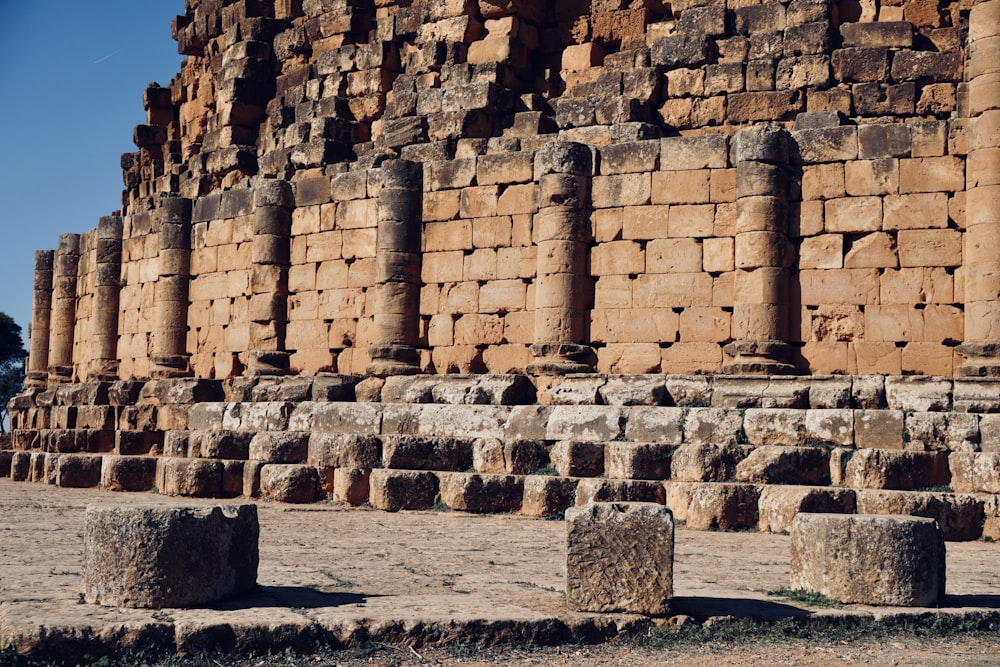 Un grupo de bloques de piedra sentados uno al lado del otro