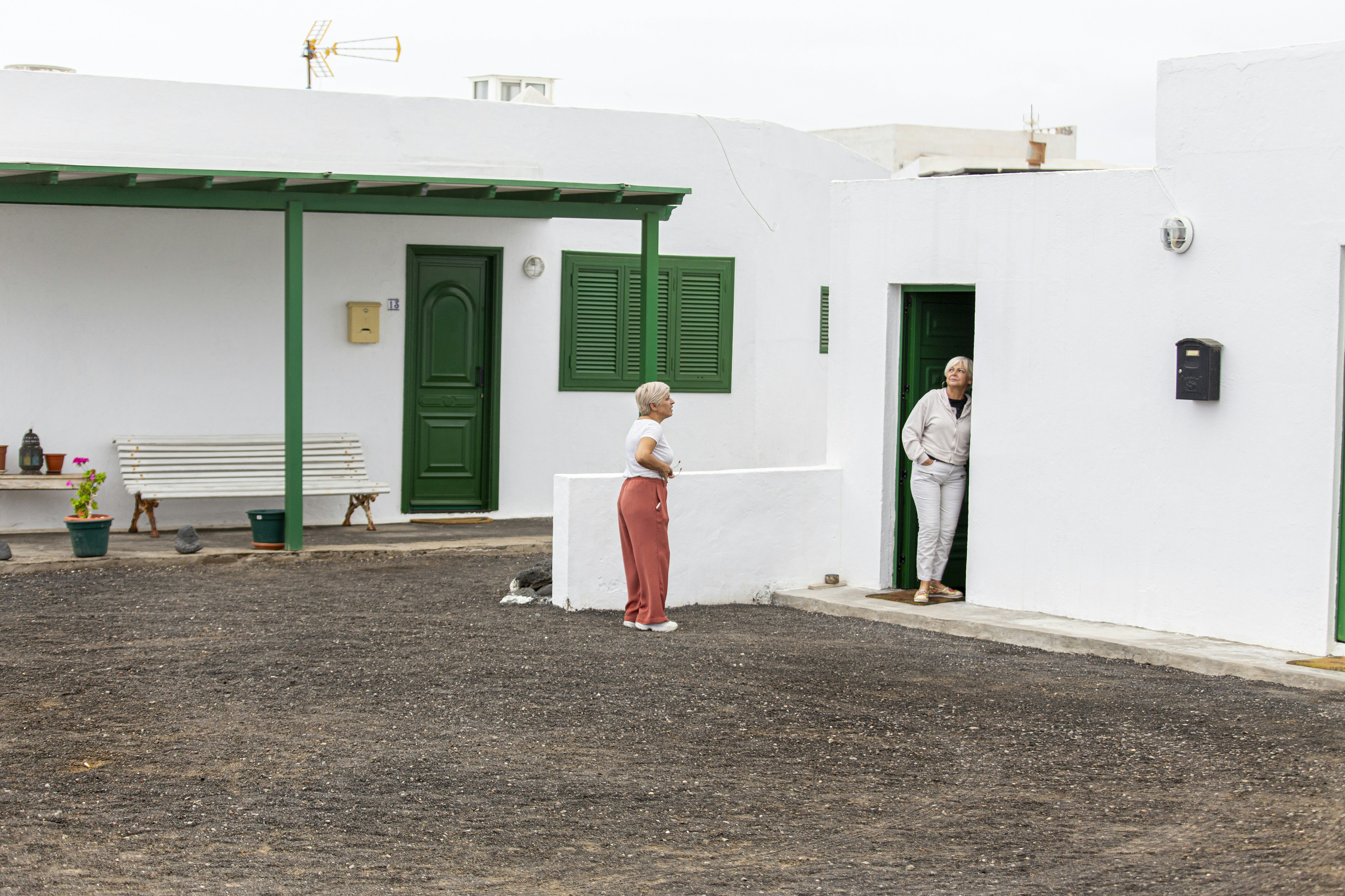 Un par de personas de pie fuera de un edificio