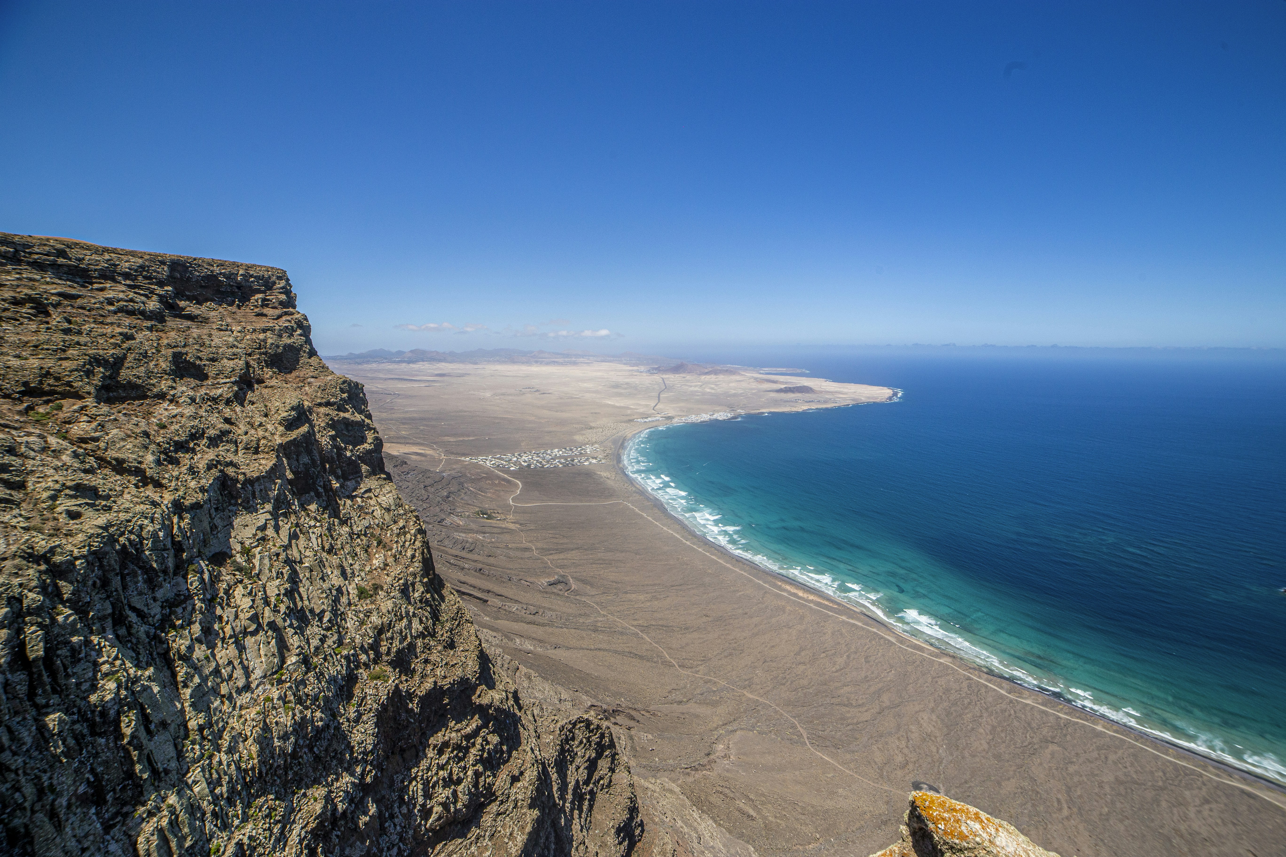 a view of the ocean from a cliff, IG: pgh_foto