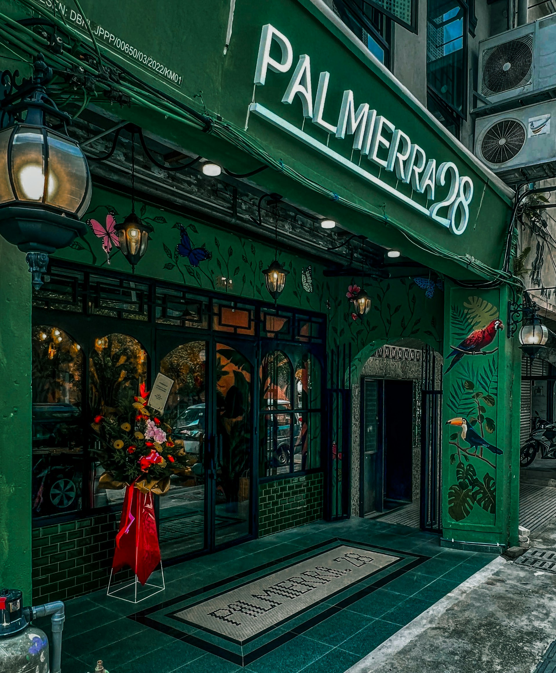 gray computer monitor