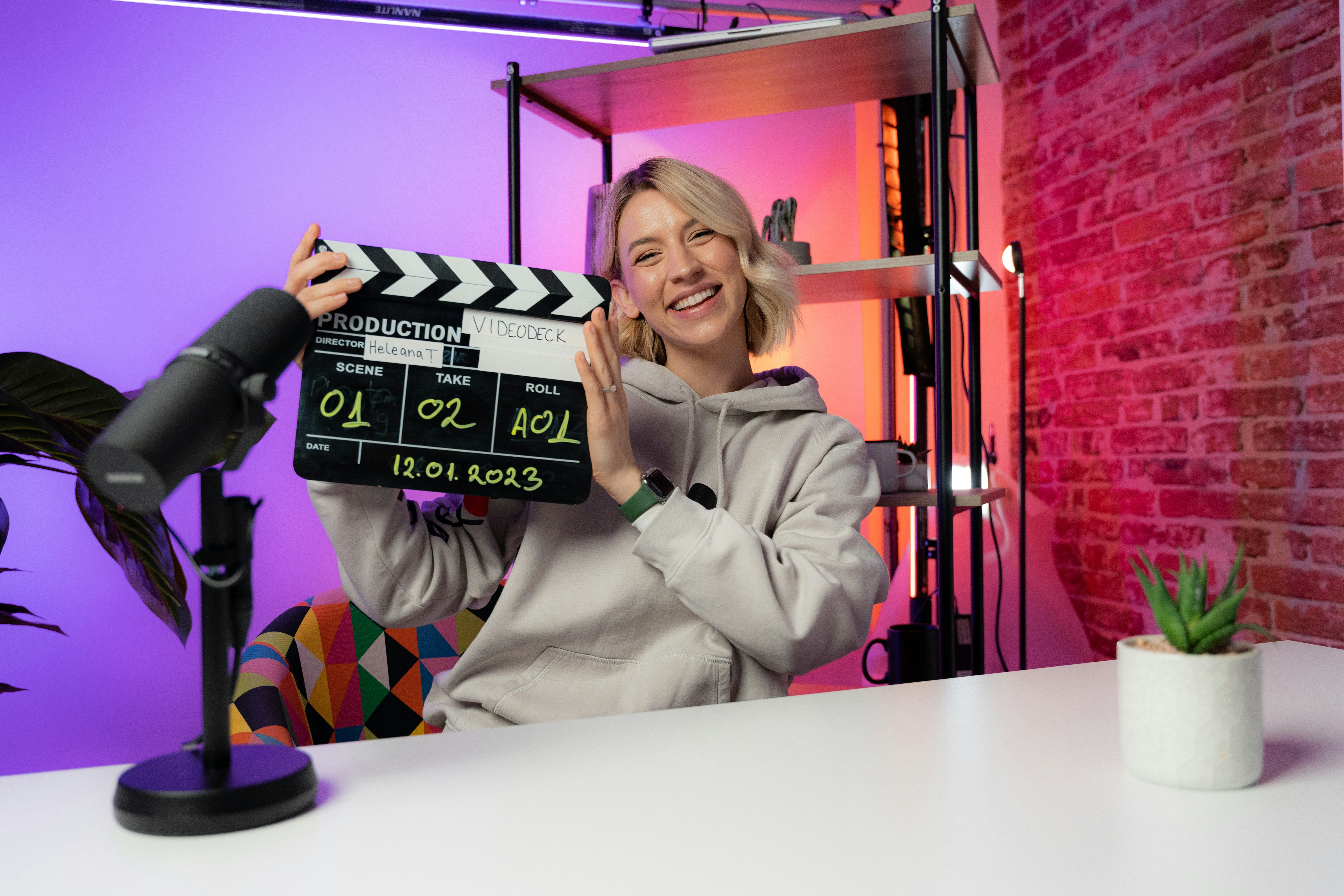 photo-1673767297220-6341467cb687?ixid=M3wxMjA3fDB8MXxzZWFyY2h8MTg4fHxiMmIlMjBtYXJrZXRpbmd8ZW58MHx8fHwxNzUzNzM2NDE2fDA%5Cu0026ixlib=rb-4.1.0