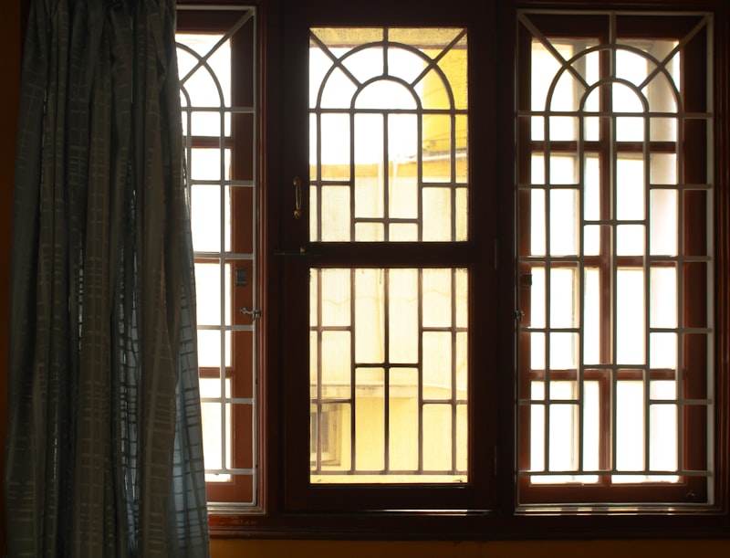 Janela com cortina em primeiro plano