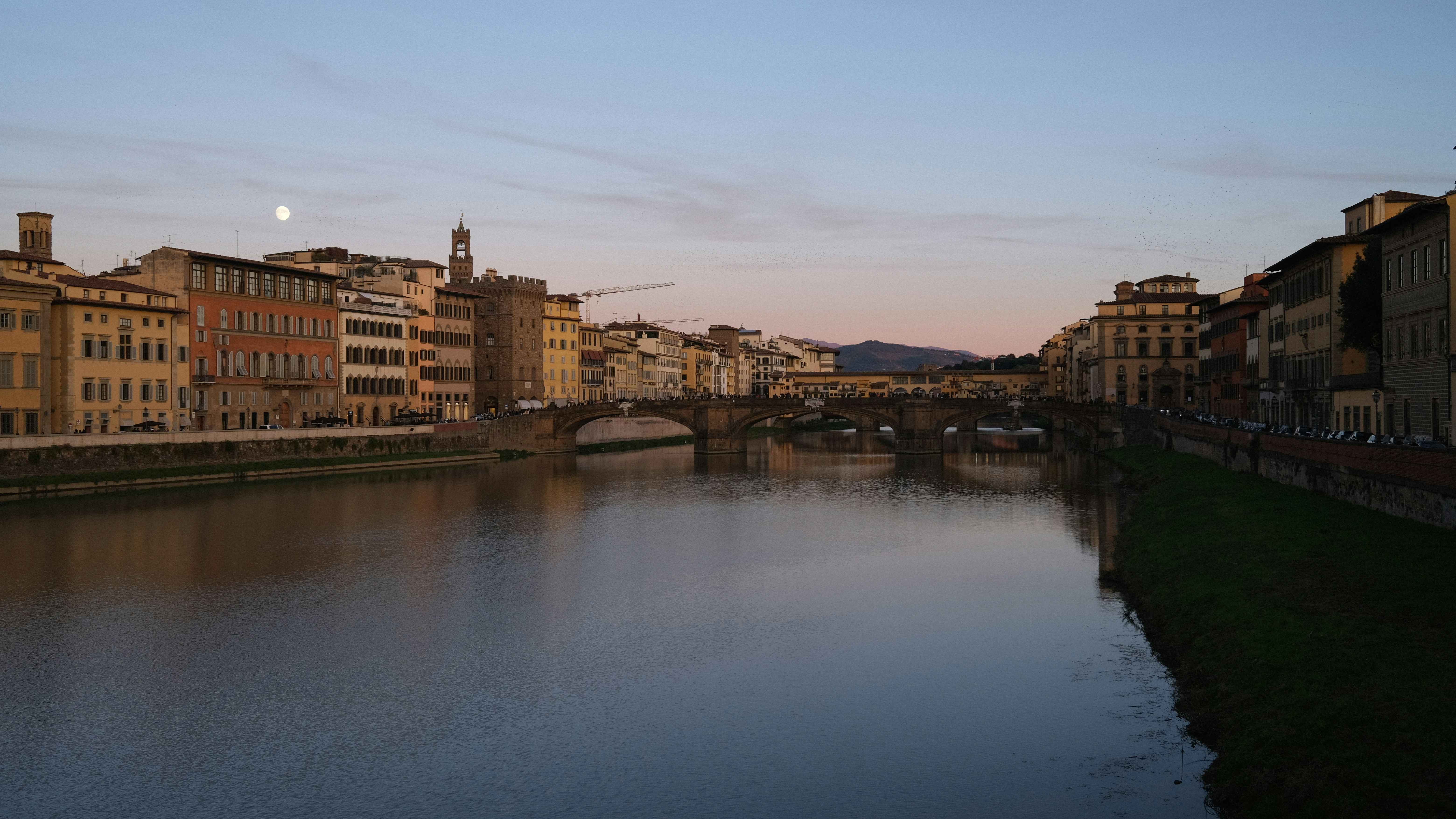 Un fiume che attraversa una città accanto a edifici alti