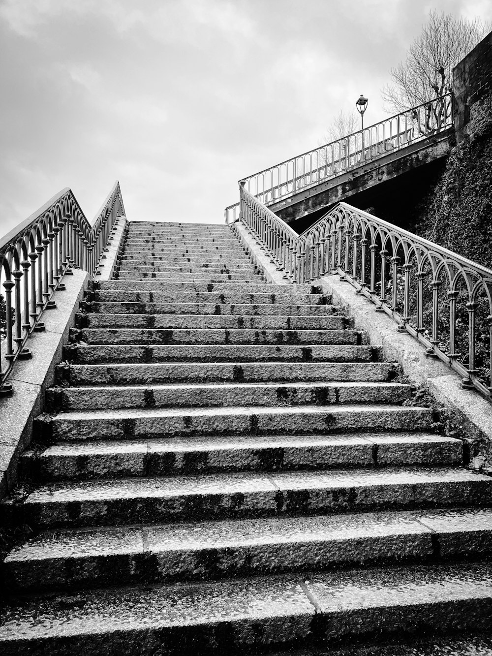 Ein Schwarz-Weiß-Foto einer Treppe