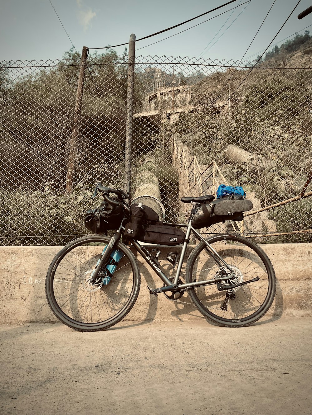 Ein Fahrrad ist neben einem Zaun abgestellt
