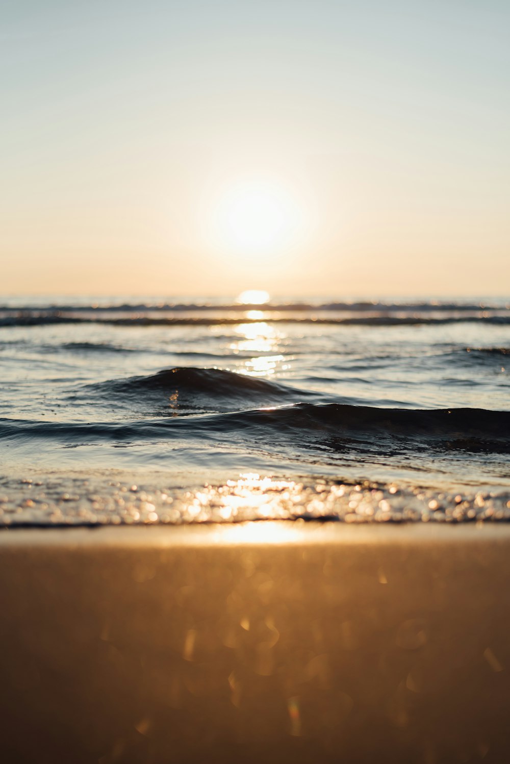 Le soleil se couche sur les vagues de l’océan