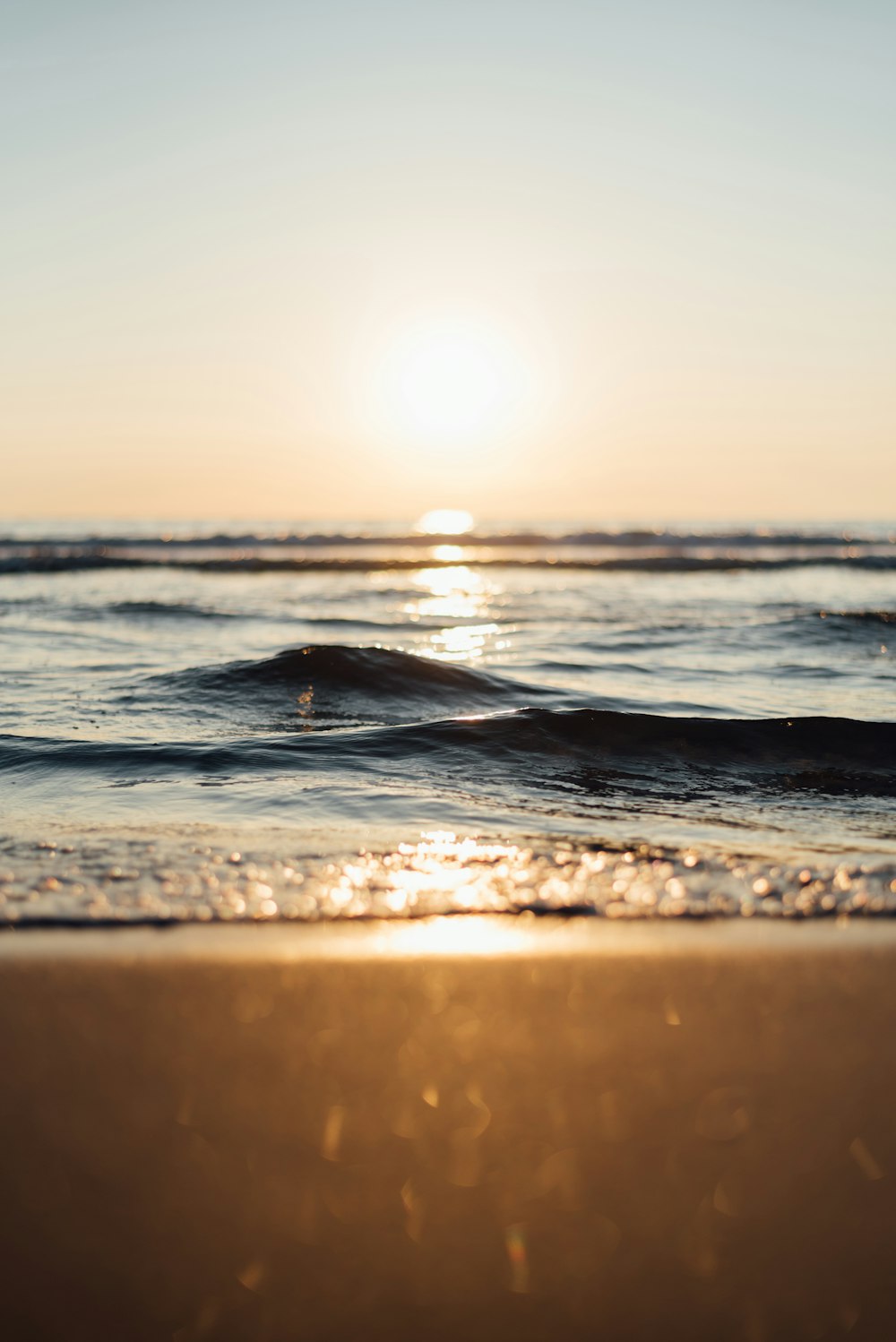El sol se está poniendo sobre las olas del océano