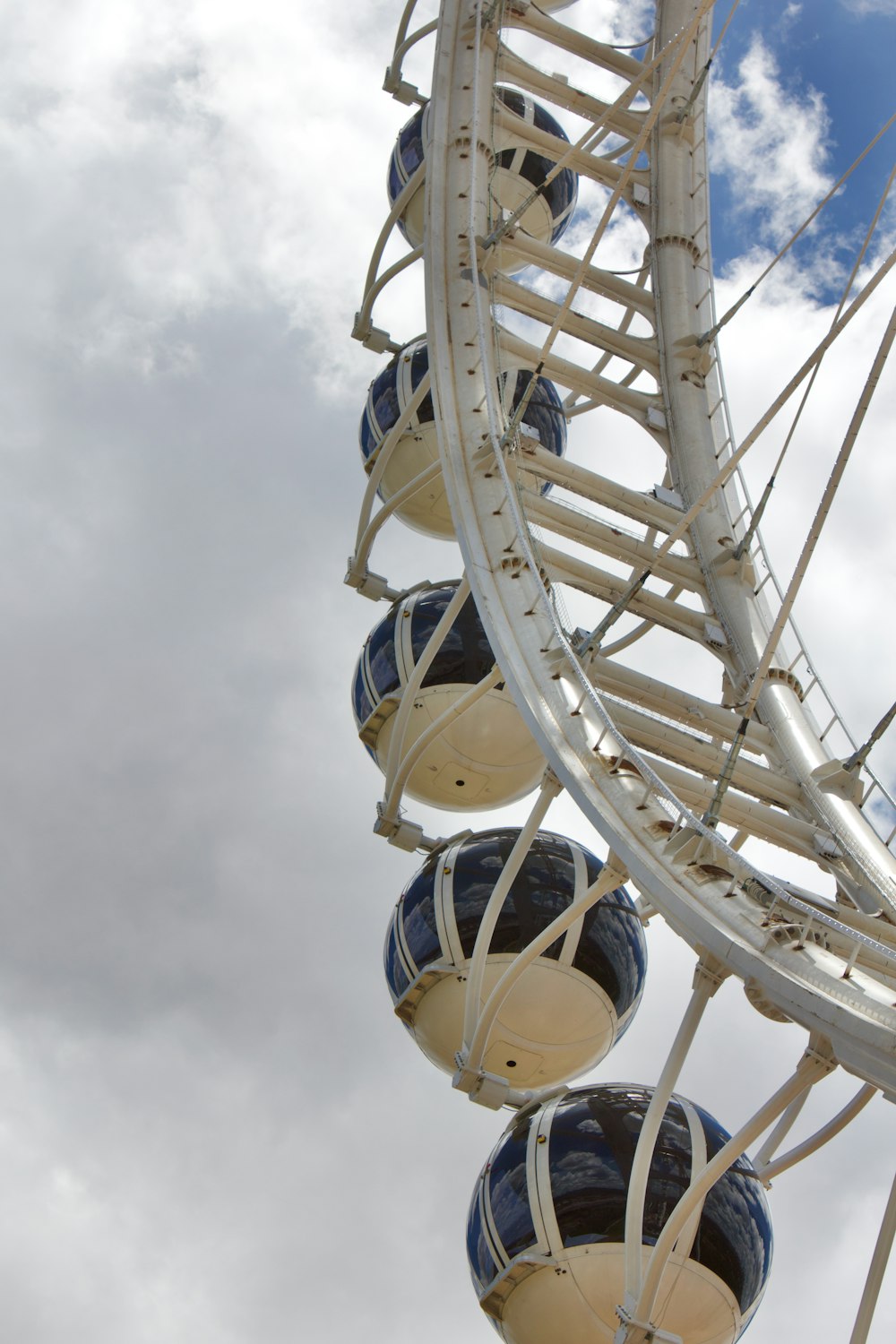 a ferris wheel with blue and white balls on it