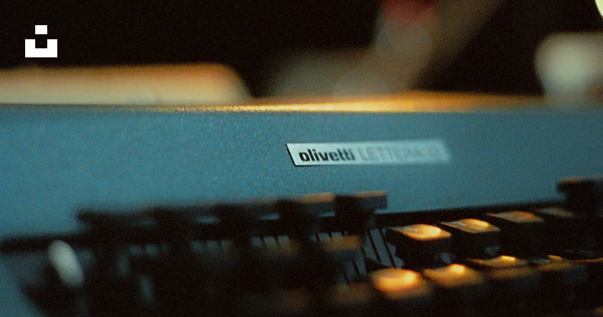 Typewriter Reference Image A close up of a typewriter on a table photo – Free 35mm Image on Unsplash
