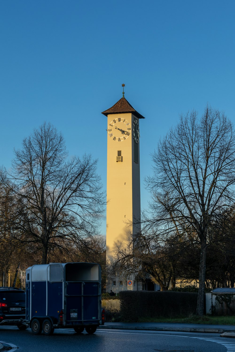 Una grande torre dell'orologio che domina una strada della città
