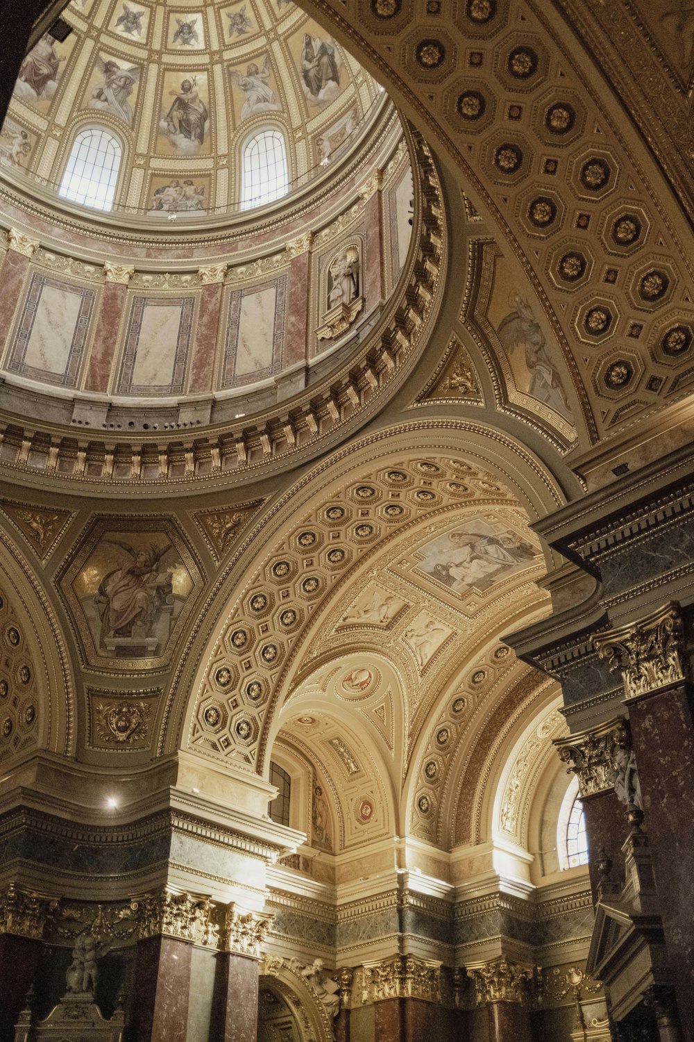 un plafond en forme de dôme dans un bâtiment avec des colonnes