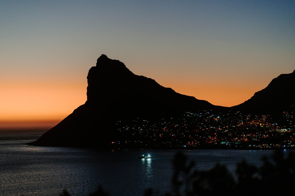 una vista del tramonto di una città e di una montagna