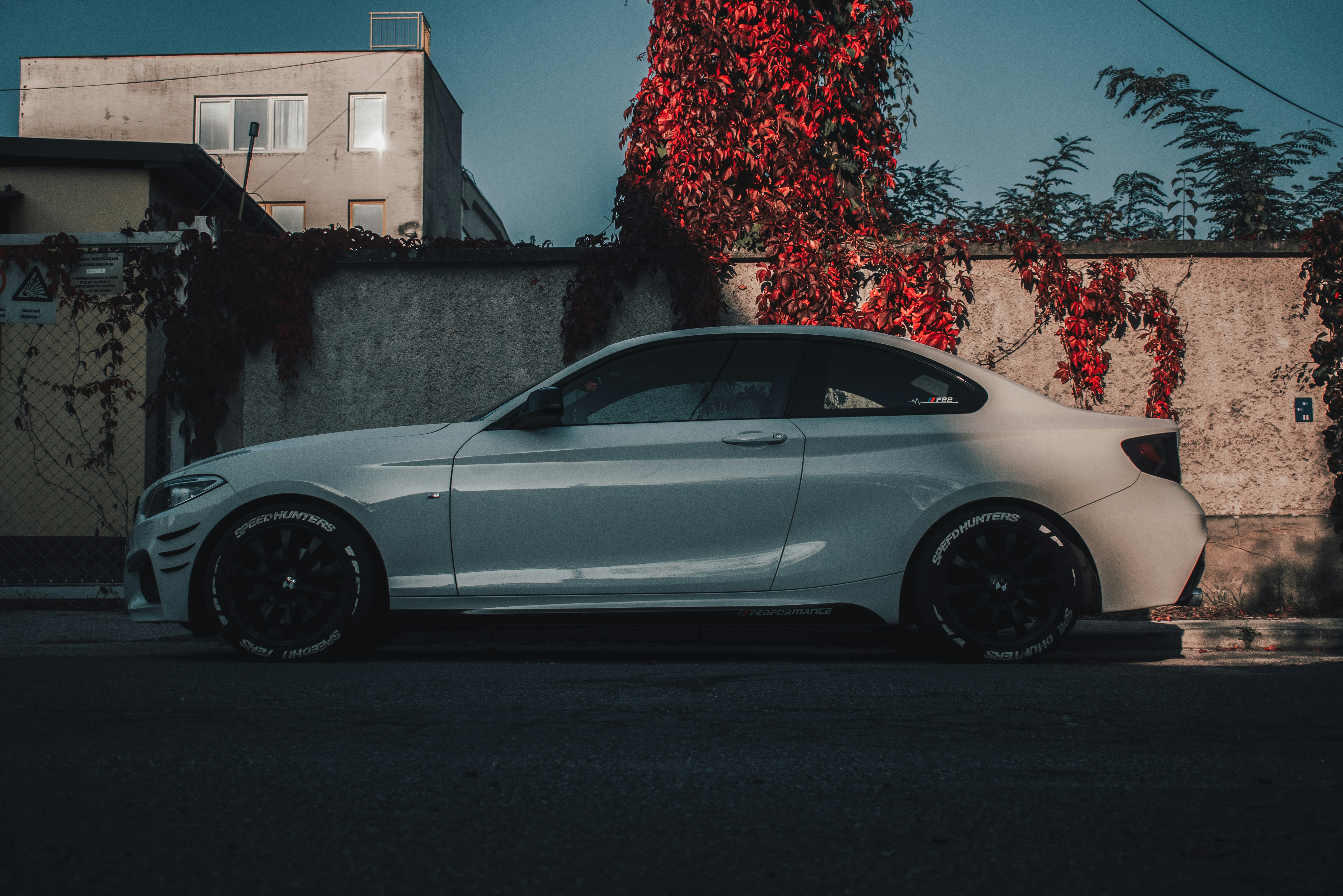 Un'auto bianca parcheggiata davanti a un edificio