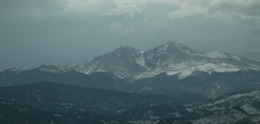 une vue d’une chaîne de montagnes avec de la neige dessus