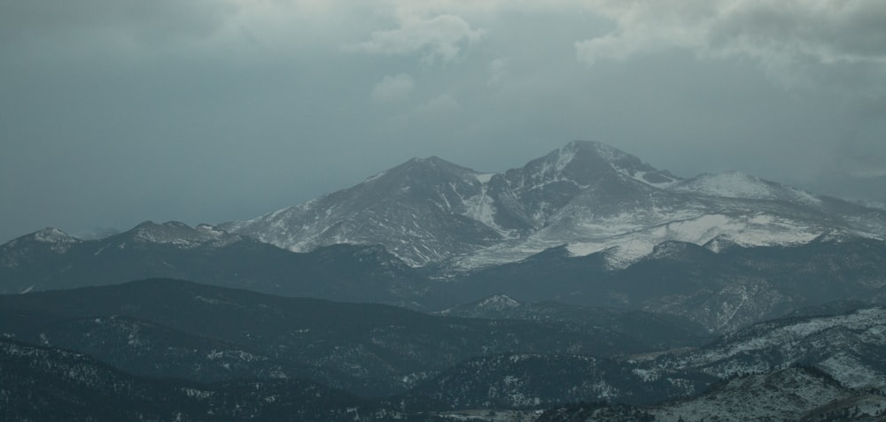 雪が積もった山脈の眺め