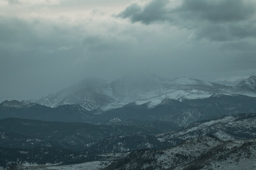 Una cadena montañosa cubierta de nieve bajo un cielo nublado