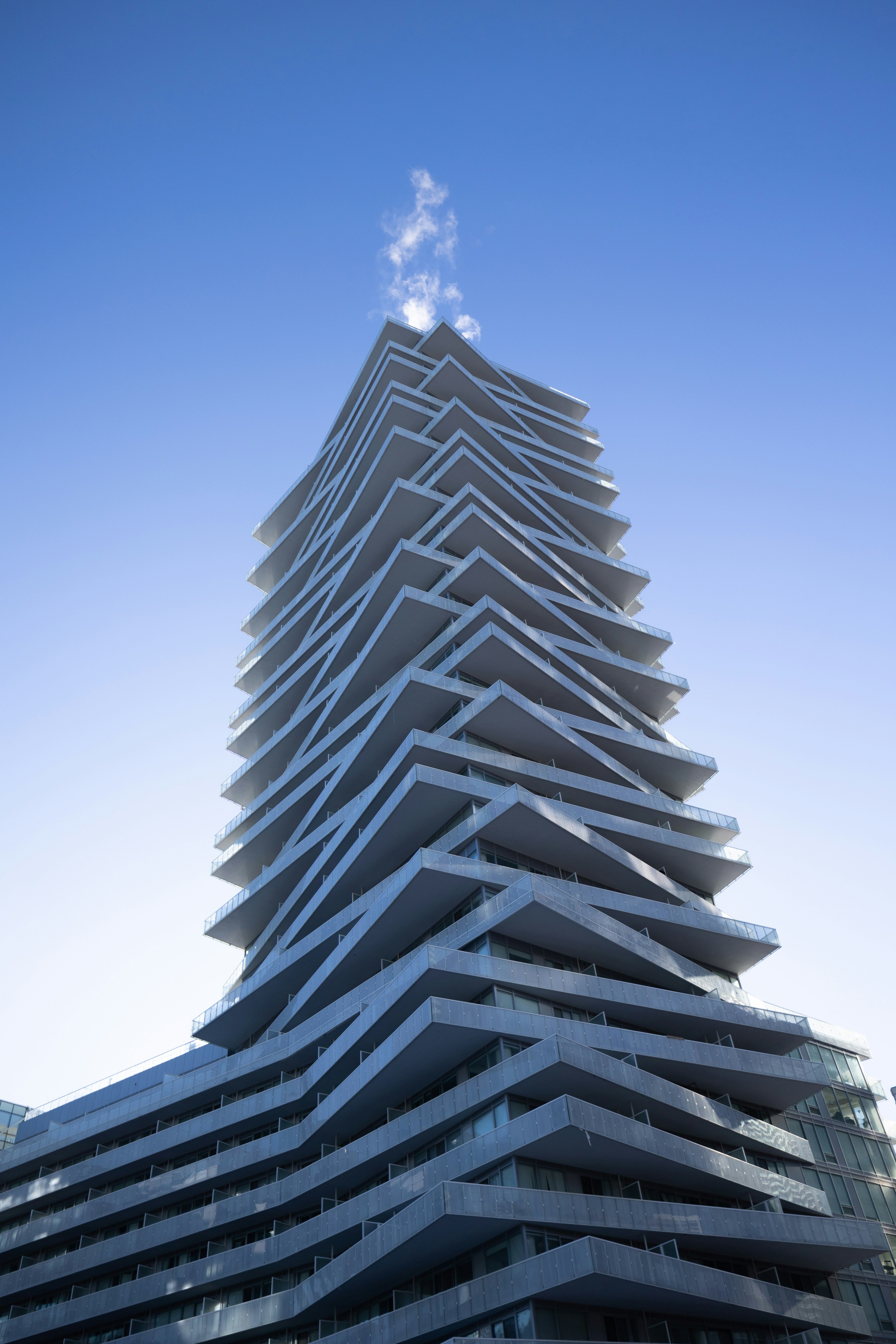 Un très grand bâtiment avec beaucoup de fenêtres