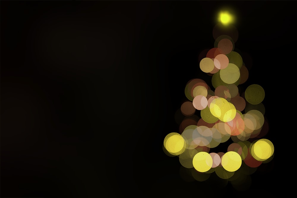 a blurry photo of a lit christmas tree